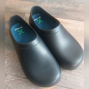 SR MAX Manteo Black Slip-On Kitchen Clogs • Mens 9 ExtraWide